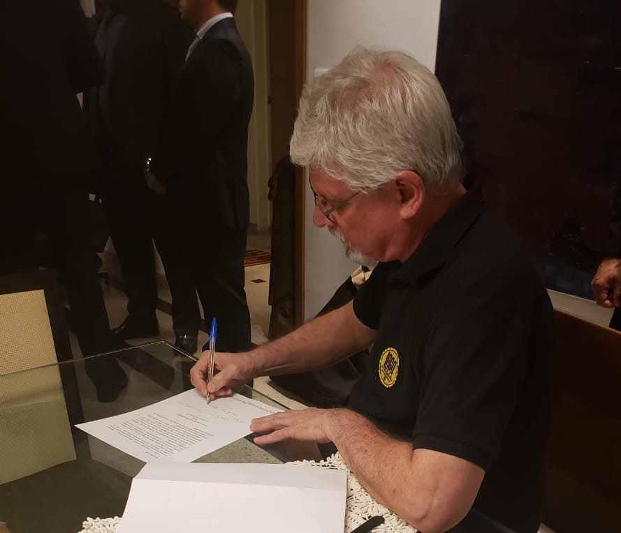 Janot em casa assinando mandado da PF - Foto: Jota/Reprodu&ccedil;&atilde;o/Twitter